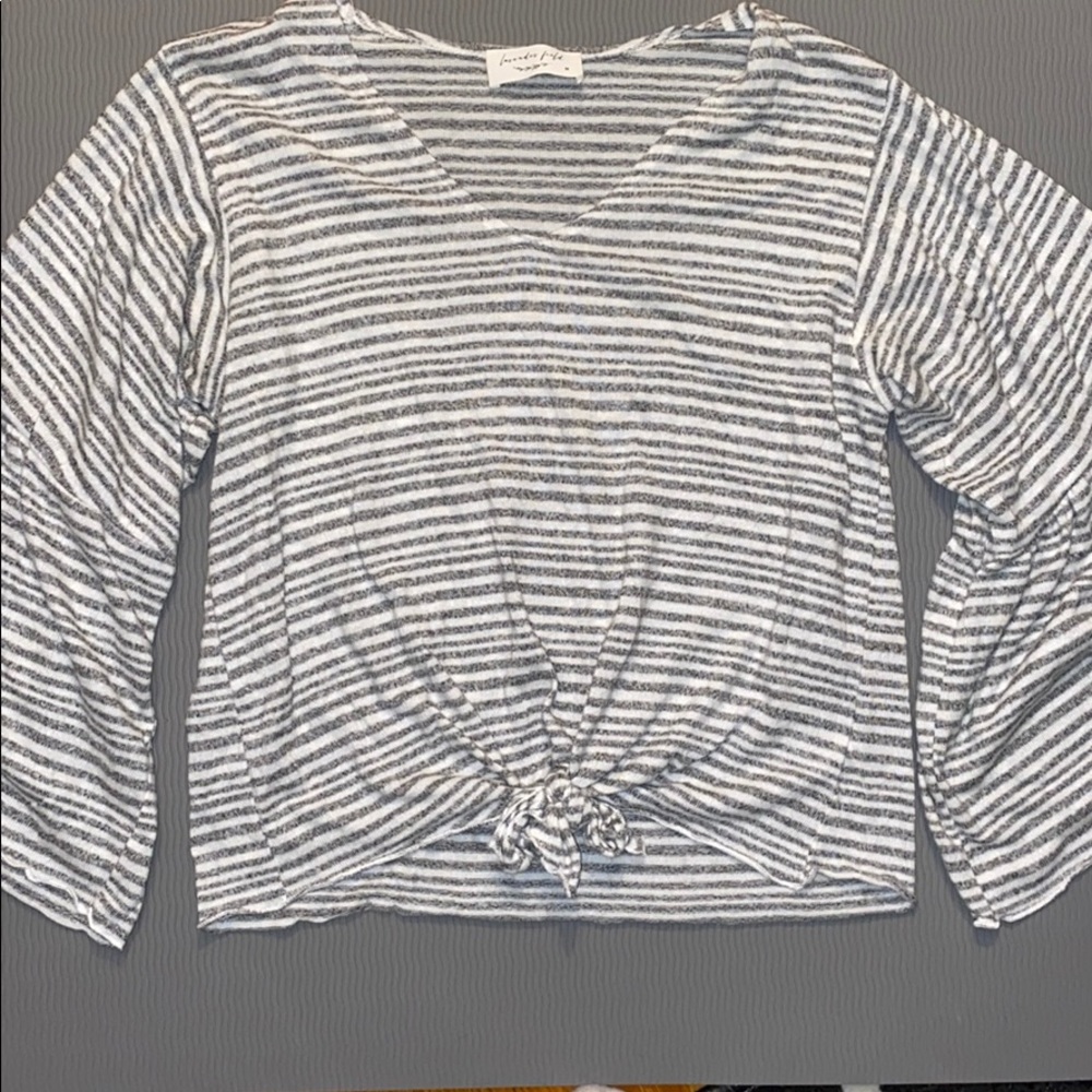 Cute flare sleeve top!